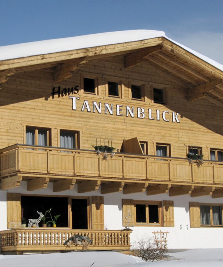 Eine Aufnahme des Haus Tannenblick von Aussen im Winter | © Haus Tannenblick