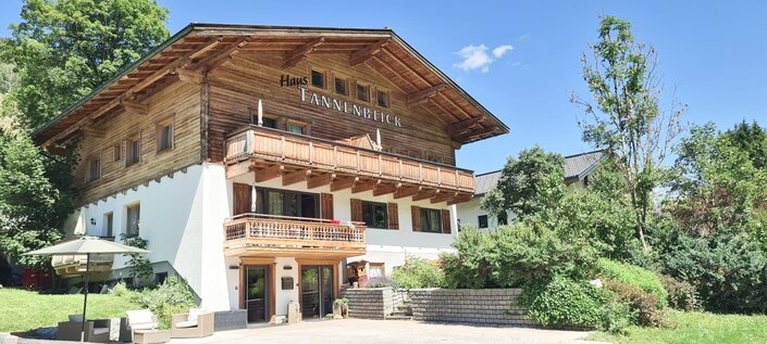 Eine Aufnahme des Haus Tannenblick von Aussen im Winter | © Haus Tannenblick