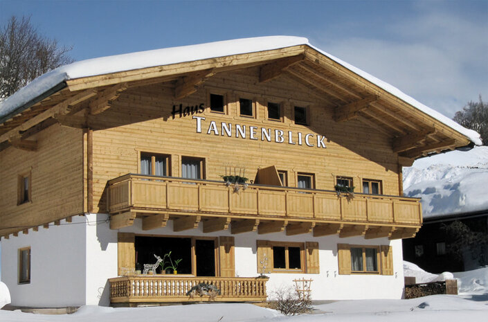 Eine Aufnahme des Haus Tannenblick von Aussen im Winter | © Haus Tannenblick