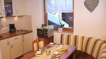 Appartement 1 - "Schönleiten" Wohnküche mit gedecktem Esstisch und Sitzecke | © Haus Tannenblick