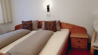 Eine Aufnahme des Doppelbetts im Appartement 1 - "Schönleiten" Schlafzimmer | © Haus Tannenblick
