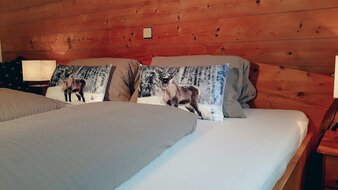 Eine Aufnahme des Doppelbetts im Appartement 1 - "Schönleiten" Schlafzimmer | © Haus Tannenblick