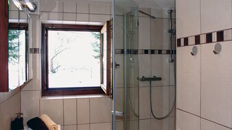 Appartement 1 - "Schönleiten" Badezimmer mit Dusche und Waschbecken | © Haus Tannenblick