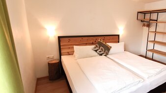 Eine Aufnahme des Esstisches mit Sitzecke im Appartement 2 - "Reiterkogel" Wohnzimmer | © Haus Tannenblick