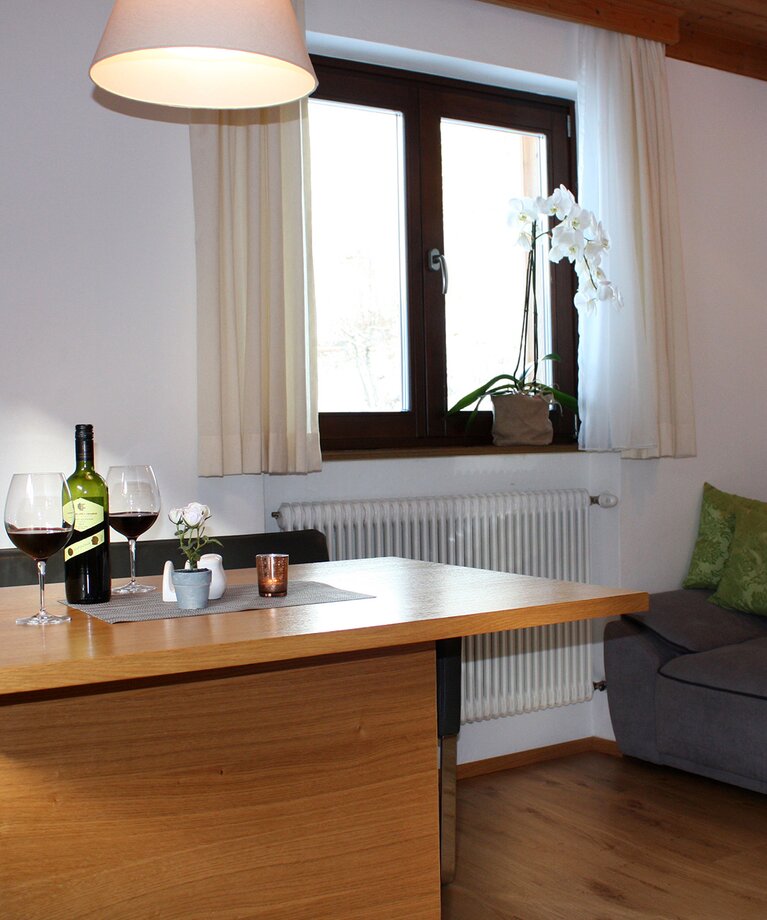 Eine Aufnahme des Esstisches mit Sitzecke im Appartement 2 - "Reiterkogel" Wohnzimmer | © Haus Tannenblick