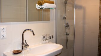 Appartement 2 - "Reiterkogel" Badezimmer mit Waschbecken und Dusche | © Haus Tannenblick