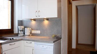 Eine Aufnahme der voll ausgestatteten Küche im Appartement 2 - "Reiterkogel" | © Haus Tannenblick