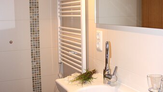 Appartement 2 - "Reiterkogel" Badezimmer mit Waschbecken und Handtuchtrockner | © Haus Tannenblick