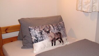 Eine Aufnahme eines Einzelbetts in einem der Schlafzimmer von Appartement 3 - "Kohlmais" | © Haus Tannenblick