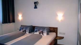 Eine Aufnahme eines Doppelbetts in einem der Schlafzimmer von Appartement 3 - "Kohlmais" | © Haus Tannenblick