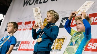Kinder mit der Junior-Trophy bei der Bike World Games Siegerehrung in Saalbach Hinterglemm | © Haus Tannenblick