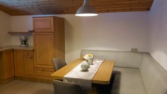 Eine Aufnahme der Küche mit Esstisch und Sitzecke im Appartement 4 - "Schattberg" | © Haus Tannenblick