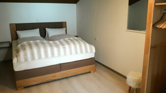 Eine Aufnahme des Doppelbetts in einem der Appartement 4 - "Schattberg" Schlafzimmer | © Haus Tannenblick