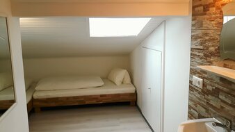 Eine Aufnahme der Einzelbetten in einem der Appartement 4 - "Schattberg" Schlafzimmer | © Haus Tannenblick