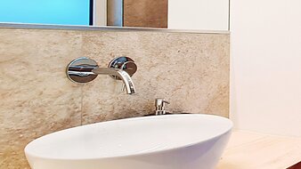 Eine Nahaufnahme des modernen Waschbeckens im Badezimmer des Appartement 5 - "Anthony" | © Haus Tannenblick