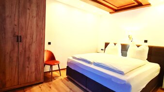 Eine Aufnahme des Doppelbetts im Appartement 5 - "Anthony" Schlafzimmer | © Haus Tannenblick